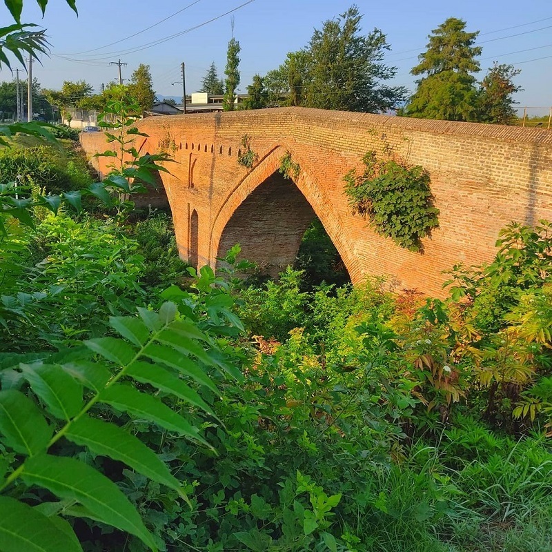 Il ponte di mattoni della città di Lahijan