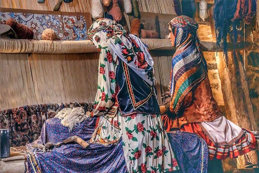Tessitura di tappeti da parte di donne iraniane