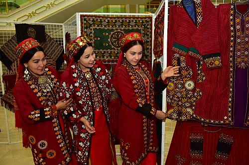 Turkmen-style needlework art(